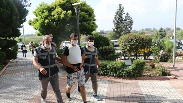 Adana'nın Ceyhan ilçesinde eşini kalbinden bıçaklayarak öldüren koca çıkarıldığı mahkemece tutuklandı. - Sputnik Türkiye