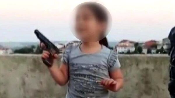 6 yaşındaki çocuğun eline silah verip, ateş ettirdi: 'Abi korkuyorum ama neyse' - Sputnik Türkiye