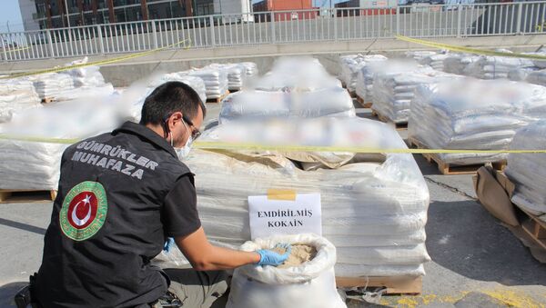 Alınan numunelerin, Olay Yeri İnceleme Şube Müdürlüğü ekipleri ve İstanbul Bölge Kriminal Polis Laboratuvarı’nda yapılan ilk incelemelerinde yasal yükün arasında gizlenmiş kokain olduğu anlaşıldı. Laboratuvarda çok kısa sürede incelenen gübre içindeki maddelerin, 228 kilo 438 gram gelen saf kokain olduğu belirtilirken, operasyonda biri ‘doktor’ lakaplı organizatörlerden İngiliz uyruklu uyuşturucu kaçakçısı Antony M., şebekenin Türkiye ayağını yürüten Ş.Z. ve M.D.’nin de aralarında olduğu 15 şüpheli gözaltına alındı. - Sputnik Türkiye
