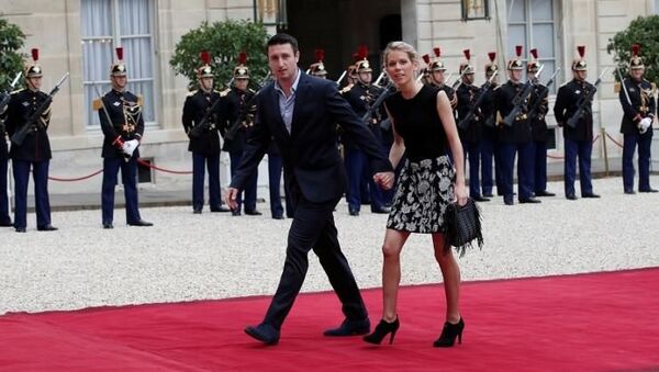 Fransa First Lady'sinin ilk evliliğinden olan üç çocuğundan Tiphaine Auziere, eşiyle birlikte, Emmanuel Macron'un cumhurbaşkanlığı yemin törenine giderken - Sputnik Türkiye