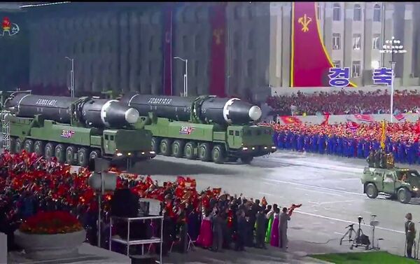 Kuzey Kore, İşçi Partisi'nin 75. yıldönümü nedeni ile başkent Pyongyang’da düzenlenen askeri geçit töreninde yeni kıtalararası balistik füzelerini sergiledi. - Sputnik Türkiye
