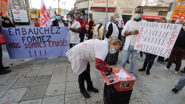 Fransa'da sağlık çalışanlarından 'Tükendik' protestosu: Nice'de postaneye giden doktorlarla hemşireler, sıkıntılarıyla taleplerini yazdıkları kartları Cumhurbaşkanı Macron'a gönderdi. - Sputnik Türkiye