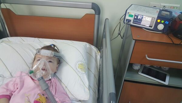 2.5 yaşındaki Tip-1 SMA hastası olan kızları Meryem - Sputnik Türkiye