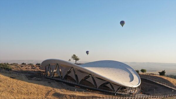 Şanlıurfa'da, UNESCO Dünya Mirası Listesi'nde yer alan ve tarihin sıfır noktası olarak nitelendirilen Göbeklitepe'de, sıcak hava balonuyla resmi uçuşlar başladı. - Sputnik Türkiye