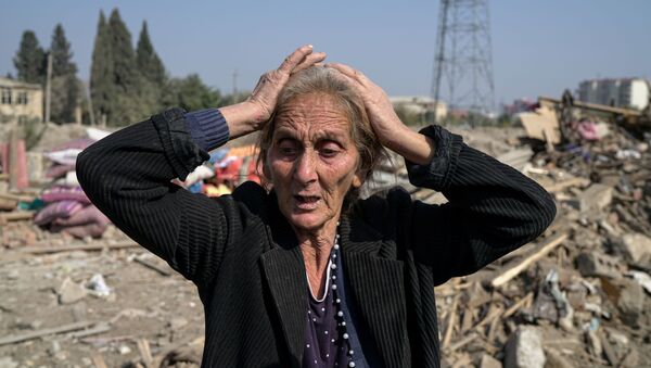 Azerbaycan'ın Gence kentinde Ermenistan'ın sorumlu tutulduğu roket saldırısında evi yıkılan 67 yaşındaki kadın - Sputnik Türkiye