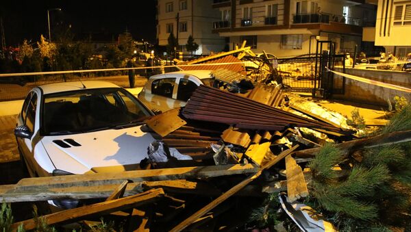 Ankara'da akşam saatlerinde başlayan kuvvetli fırtına sebebiyle 2 binanın çatısı uçtu. Binaların açık otoparkında bulunan 4 araç ise zarar gördü. - Sputnik Türkiye
