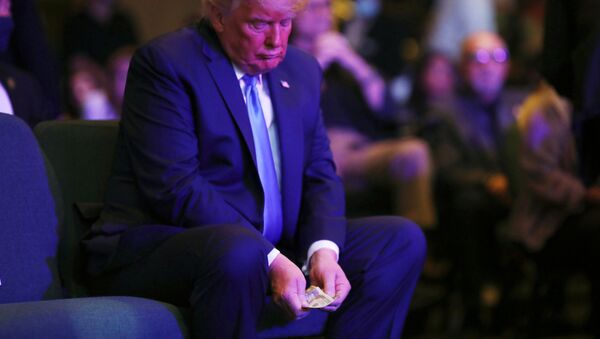 Başkan Donald Trump'ın Uluslararası Las Vegas Kilisesi'ndeki ayin sırasında eliyle 20 dolarlardan oluşan para destesini sayıp bağış kovasına attığı anlar kameralara yansıdı. - Sputnik Türkiye