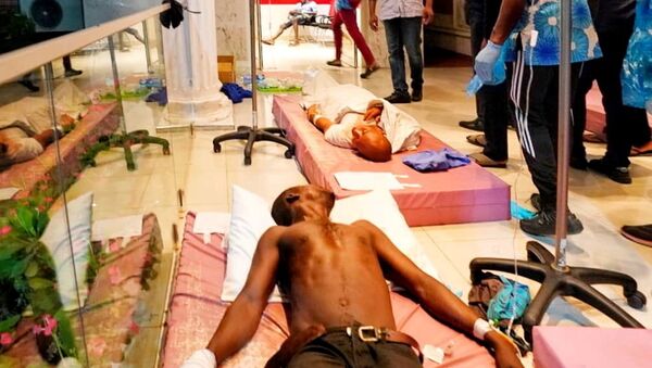 Nijerya'nın Lagos Eyaleti Valisi Babajide Sanwo-Olu,  20 Ekim 2020'de askerlerin protestoculara ateş açması sonrası hastaneye kaldıranları ziyaret ederken... - Sputnik Türkiye