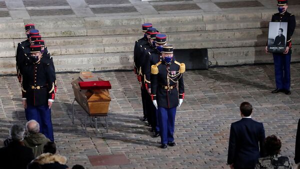 Fransa'da geçen hafta başı kesilerek öldürülmüş halde bulunan öğretmen için başkent Paris'te anma töreni gerçekleştirildi. - Sputnik Türkiye