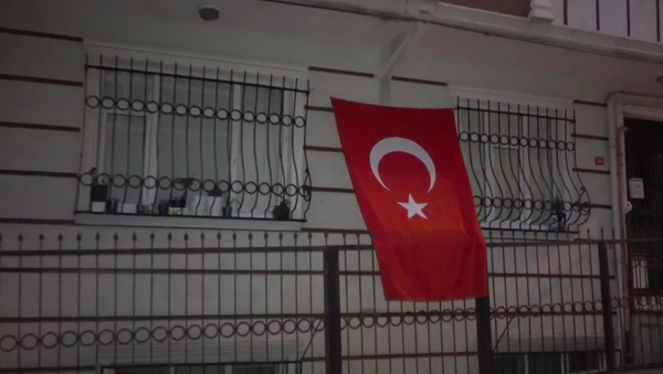 Sultangazi'de Şehit Esma Çevik'in babasının ikamet ettiği evin penceresine asılan Türk bayrağı, bir kadın tarafından kopartılarak yere atıldı. Baba Hüseyin Akgül, Acı bitmeden yeni bir acı yaşadım dedi. - Sputnik Türkiye
