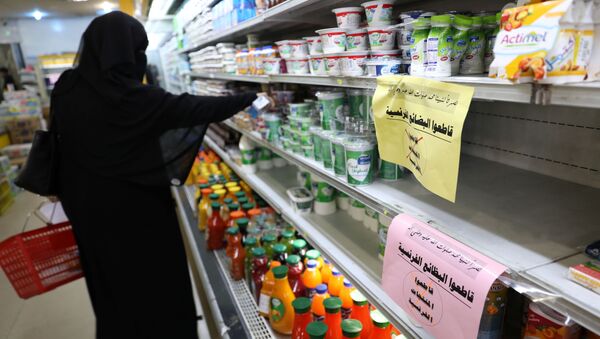 Yemen'in başkenti Sanaa'da Fransız mallarını boykot yazılarının asıldığı bir süpermarkette alışveriş yapan kadın  - Sputnik Türkiye