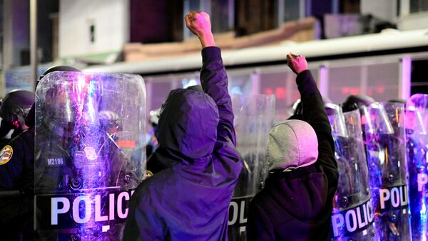 Walter Wallace Jr.'ın öldürülmesinin ardından Philadelphia kentinde protesto düzenleyenler polisle karşı karşıya - Sputnik Türkiye