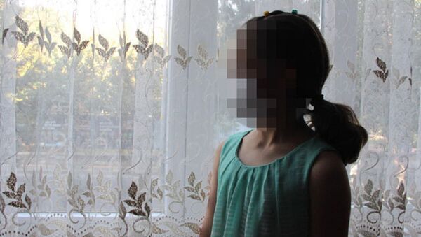 Diyarbakır'da pozitif tanıyla karantinada olması gereken üst kat komşuları A.Ç. tarafından yüzüne tükürülen 9 yaşındaki E.U., o anları anlattı.  - Sputnik Türkiye