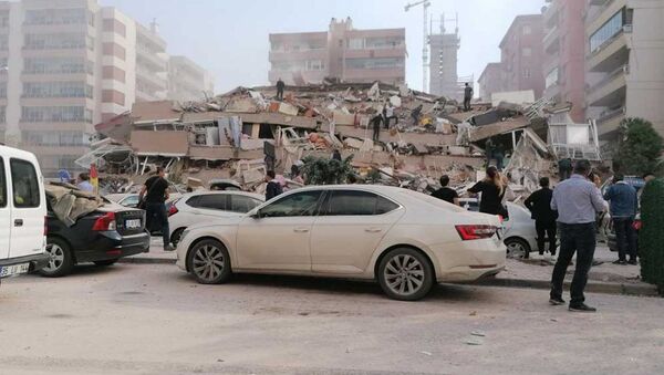 İzmir'de meydana gelen deprem sonrası bazı binalar yıkıldı. - Sputnik Türkiye