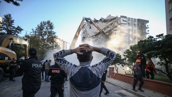 İzmir'de cuma günü meydana gelen 6.6 büyüklüğündeki depremin ardından bir kısmı yıkılan Bayraklı ilçesindeki Karagül Apartmanı, kontrollü olarak yıkıldı. - Sputnik Türkiye