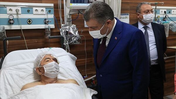 Sağlık Bakanı Fahrettin Koca, İzmir'de cuma günü meydana gelen 6,6 büyüklüğündeki depremden 33 saat sonra enkazdan çıkarılan Ahmet Çitim'i, tedavi gördüğü hastanede ziyaret etti. - Sputnik Türkiye