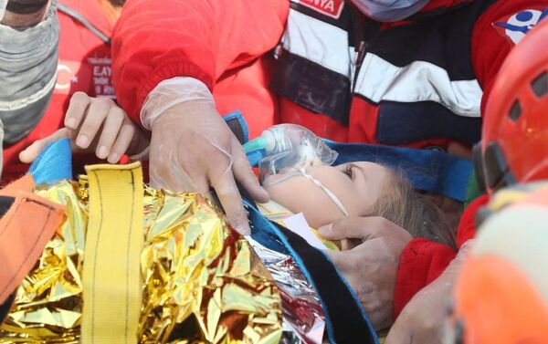 İzmir'de meydana gelen 6.6 büyüklüğündeki depremin üzerinden geçen 91 saatin ardından Rıza Bey Apartmanı enkazından 3 yaşındaki Ayda Gezgin sağ olarak kurtarıldı. - Sputnik Türkiye