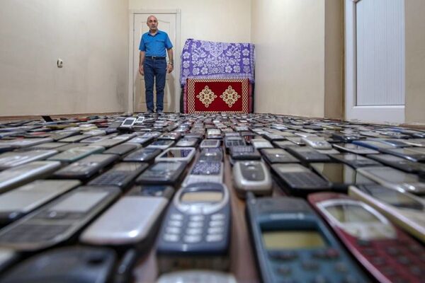 20 yılda yaklaşık 1700 cep telefonu biriktirdi, 700'ünü hırsızlar çaldı - Sputnik Türkiye