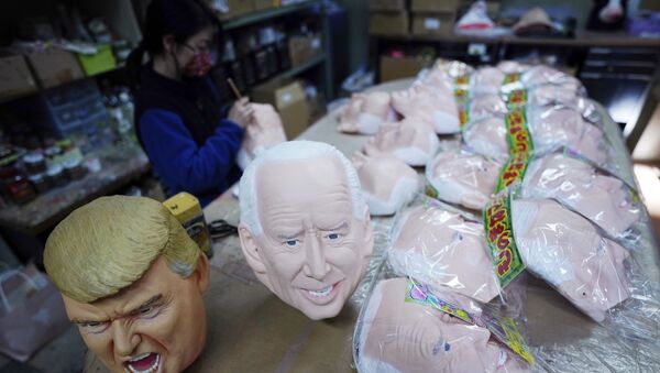 Donald Trump, Joe Biden maskeleri, Ogawa Stüdyoları, Japonya - Sputnik Türkiye