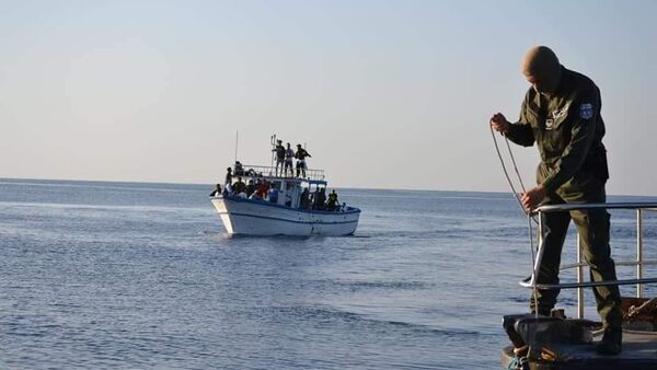 Tunus Futbol Federasyonu'ndan yasak yiyen Croissant Sportif Chebbien (CSC) Kulübü'nün taraftarları, Chebba limanında balıkçı teknelerine doluşup İtalya'ya doğru Akdeniz'e açıldı.  - Sputnik Türkiye