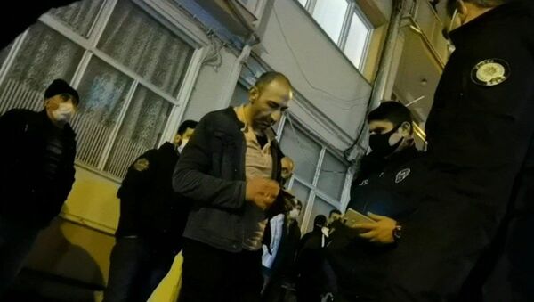 Bursa'nın İnegöl ilçesinde yanan evini endişe içinde izleyen kişiye maske ihlali cezası uygulandı. - Sputnik Türkiye