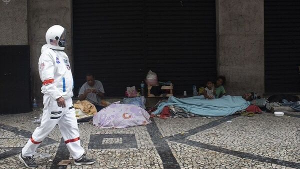 Brezilya'nın Rio de Janeiro kentinde Covid-19'dan korunmak için astronot kıyafetleri giyen bir kişi dikkat çekti. - Sputnik Türkiye