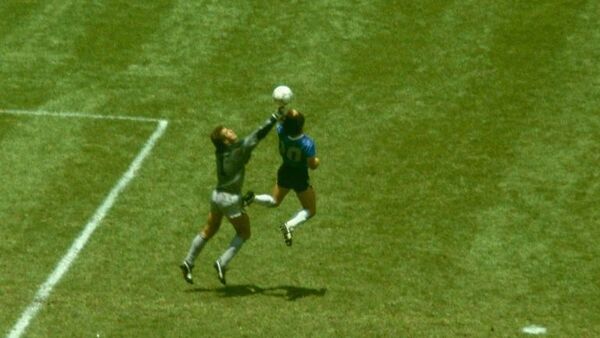 1986 FIFA Dünya Kupası, 2-1 biten Arjantin-İngiltere çeyrek finali, Diego Maradona ile Peter Shilton, Tanrı'nın Eli - Sputnik Türkiye