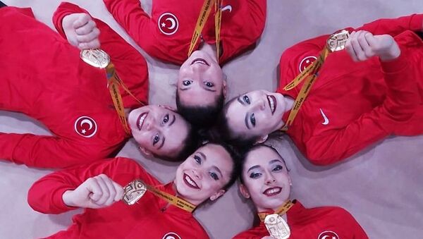 Türkiye'nin Kadın Ritmik Cimnastik Grup Milli Takımı, '3 çember 2 labut' aletinde Avrupa şampiyonu oldu. - Sputnik Türkiye