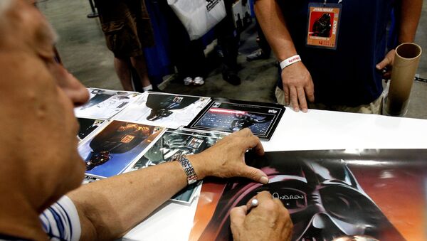 FILE PHOTO: Actor David Prowse, who portrayed Darth Vader, signs autographs during the opening day of Star Wars Celebration IV in Los Angeles May 24, 2007. REUTERS/Mario Anzuoni/File Photo - Sputnik Türkiye