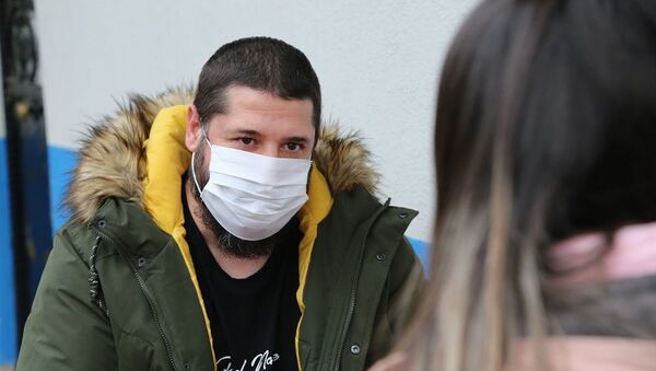 Koronavirüse yakalanan kardeşi sokağa çıkınca polise şikayet etti - Sputnik Türkiye