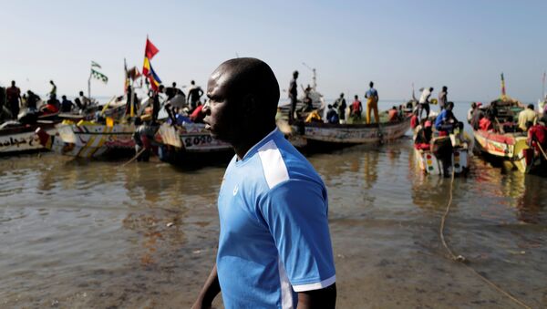 Senegal limanı Joal'da balıkçılıkla geçinen İbrahima Kane (38), 2006'daki girişiminin başarısızlığa uğramasına rağmen, 2021'de yeniden İspanya'nın Kanarya Adalarına ulaşmaya çalışacağını söyledi.  - Sputnik Türkiye