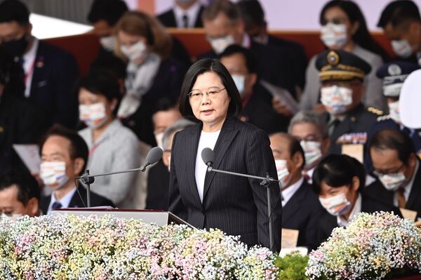 Tayvan'ın ilk kadın Devlet Başkanı Tsai Ing-wen 37. sırada yer aldı. Tsai Ing-wen, 2016'da seçimleri ilk kez kazandığında Tayvan'ın ilk bekar devlet başkanı olarak da tarihe geçmişti. - Sputnik Türkiye