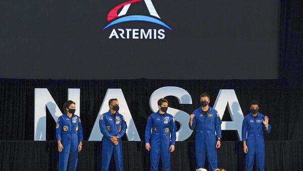 Ay yolculuğu projesi Artemis için görevlendirilecek 18 kişilik ekipte yer alacak 5 astronot: Soldan başlayarak  Jessica Meir, Joe Acaba, Anne McClain, Matthew Dominick, Jessica Watkins - Sputnik Türkiye