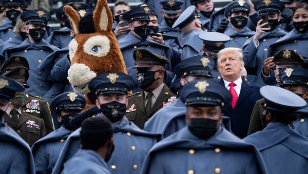Yazı tura atıldıktan sonra Trump, Michie Stadyumu’nun Ordu tarafında, etrafı maskeli öğrencilerle çevrili stantlara girdi. - Sputnik Türkiye