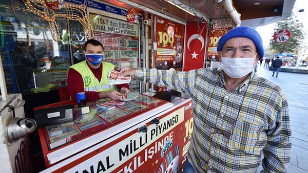 'Şanslı ilçe' Muratpaşa'da yılbaşı çekilişi hareketliliği: En çok çeyrek bilet satıyoruz' - Sputnik Türkiye