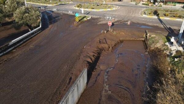 Pirina fabrikası depolama havuzunun duvarı yıkıldı - Sputnik Türkiye