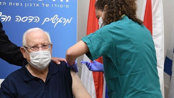 İsrail Cumhurbaşkanı Reuven Rivlin, ülkede Kovid-19 aşı kampanyasının başlamasının ardından korona aşısı yaptırdı. - Sputnik Türkiye