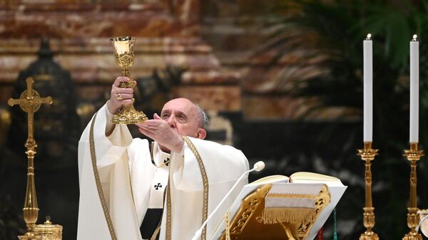 Katolik dünyasının ruhani lideri Papa Francis, koronavirüs kısıtlamaları nedeniyle erken düzenlendiği Noel ayinde yoksullar için yardım çağrısında bulundu. - Sputnik Türkiye