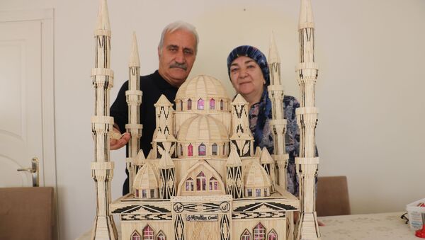 Sivas'ta 68 yaşındaki Nazım Bali'nin eşi için 52 bin 300 kibrit çöpü kullanarak 7 ay 3 günde yaptığı cami maketi görenleri hayran bırakıyor. - Sputnik Türkiye