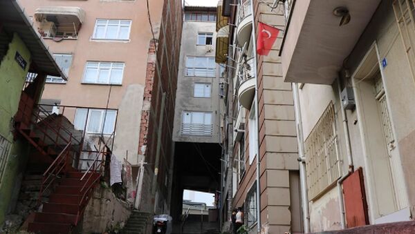 Samsun'da altından yol geçen apartmanda oturanlar şikâyetçi: Sürekli esiyor, doğal gaz faturası çok geliyor - Sputnik Türkiye