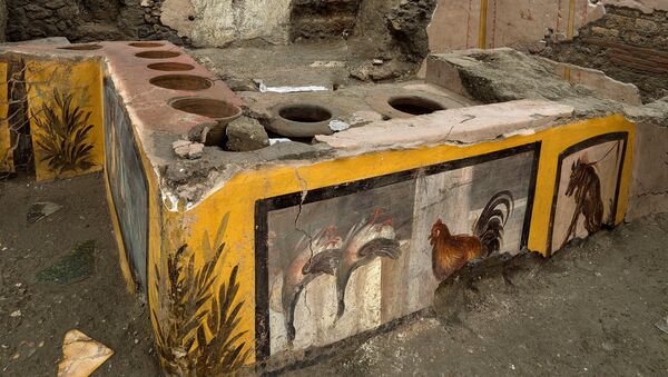 Pompeii'de ortaya çıkarılan fast food restoranın atasında, parlak renkli fresklerle süslenmiş dairesel bir tezgah bulunuyor. - Sputnik Türkiye