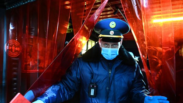 polis memuru, koronavirüs, maske, Rusya - Sputnik Türkiye