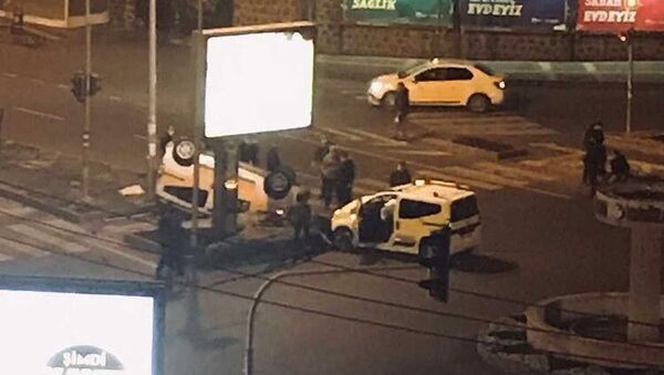 Diyarbakır’da, kısıtlama saatinde kavşağa süratle giren taksiciler, bomboş yolda kafa kafaya çarpıştı, 2 kişi yaralandı. - Sputnik Türkiye