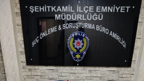 Gaziantep'te evini silah atölyesine çeviren zanlı gözaltına alındı. Operasyonda, 2'si kurusıkı 7 tabanca ve çeşitli aparatlar ile çok sayıda silah parçası ele geçirdi. - Sputnik Türkiye
