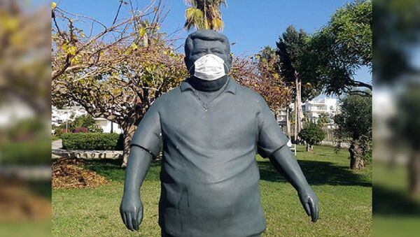 Turgut Özal'ın heykeline maske takıldı - Sputnik Türkiye