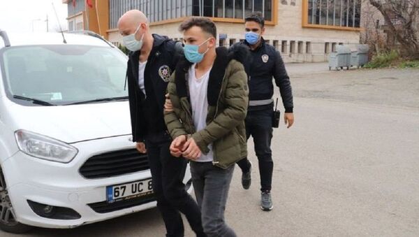 Polis tarafından maske uyarısı alan kişi ekiplere saldırıp, tutanağı yırttı - Sputnik Türkiye