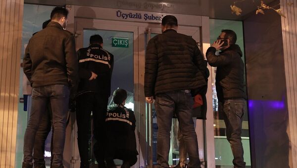 Esenler'de ATM'nin kartını yutmasına sinirlenen kişi bankanın camını kırdı - Sputnik Türkiye