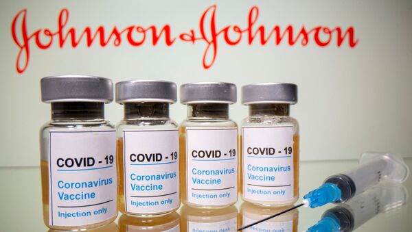  Johnson & Johnson (J&J) logosu önünde aşı ve şırınga - Sputnik Türkiye
