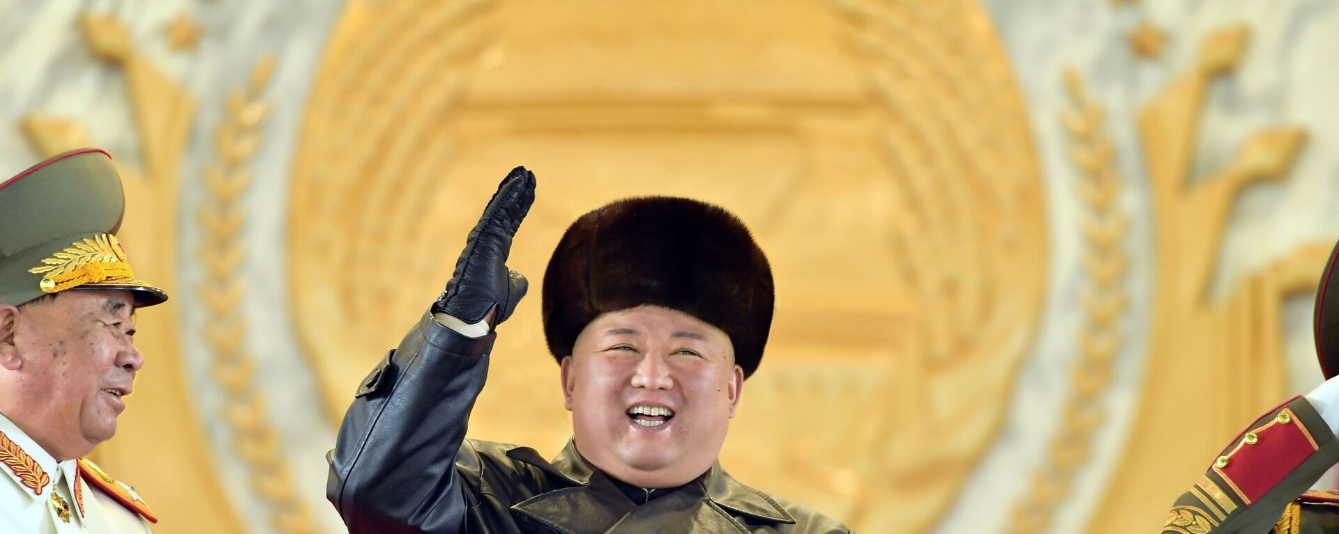 Северокорейский лидер Ким Чен Ын приветствует участников военного парада - Sputnik Türkiye, 1920, 11.10.2021