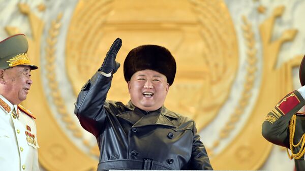 Северокорейский лидер Ким Чен Ын приветствует участников военного парада - Sputnik Türkiye